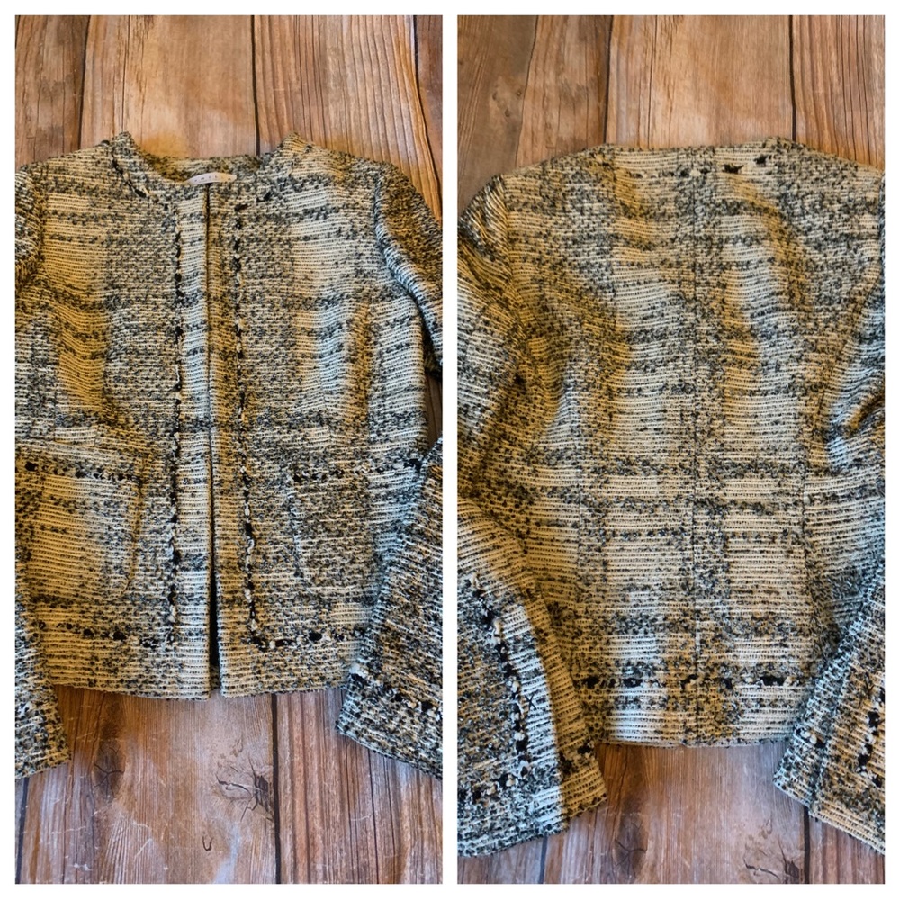 Carella blazer jacket size 8
Made in Italy
Pit to pit 16”
Length 22”